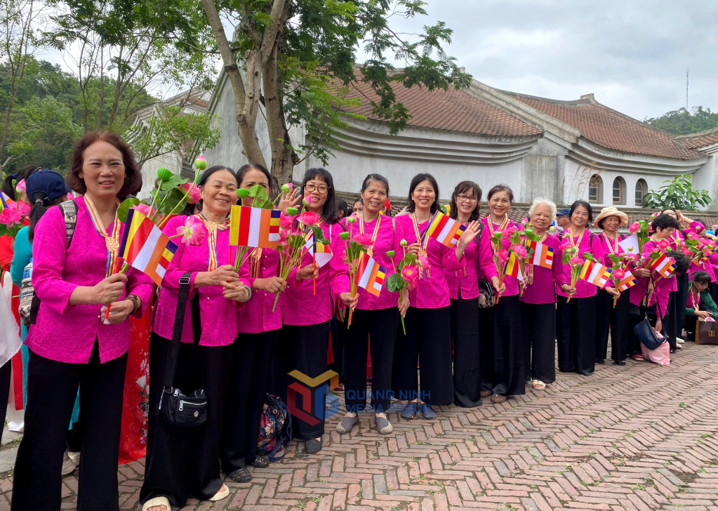 Theo ghi nhận khoảng 13h, hàng vạn người dân, Phật tử tại Quảng Ninh và nhiều tỉnh thành lân cận đã có mặt tại Khu di tích danh thắng Yên Tử để tham dự nghi lễ cung rước xá lợi Đức Phật.