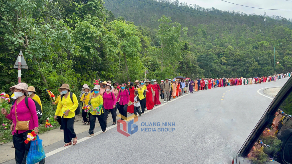 Dòng người xếp hàng ngay ngắn, không chen lấn, xô đẩy