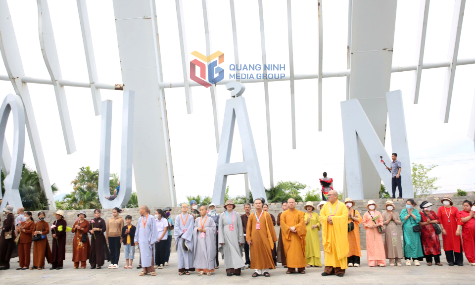 Rất đông chư tăng có mặt tại Trạm dừng nghỉ Quảng Ninh Gate để đón đoàn cung rước xá lợi Đức Phật.