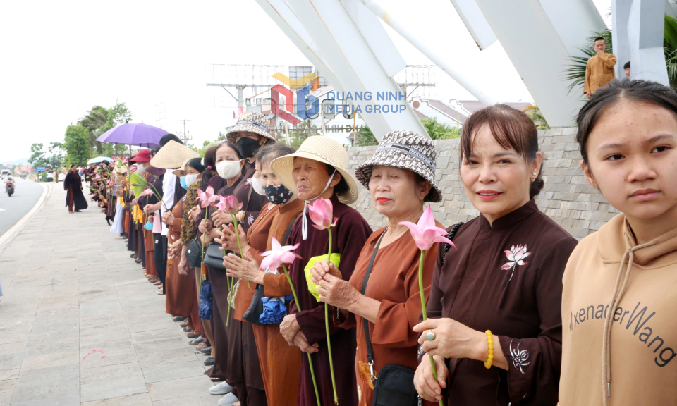 Hàng nghìn phật tử chờ đón đoàn rước xá lợi Đức Phật tại Trạm dừng nghỉ Quảng Ninh Gate.