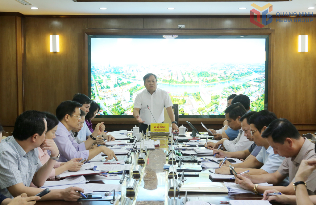 Đồng chí Vũ Đại Thắng, Ủy viên Trung ương Đảng, Bí thư Tỉnh ủy, Trưởng Đoàn ĐBQH tỉnh, kết luận cuộc họp.