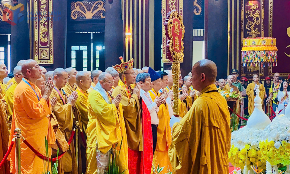 Các đại biểu tham dự lễ cung nghinh xá lợi Đức Phật trong Cung Trúc Lâm Yên Tử.