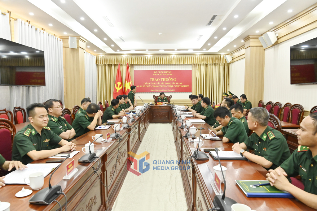 Quang cảnh buổi khen thưởng.