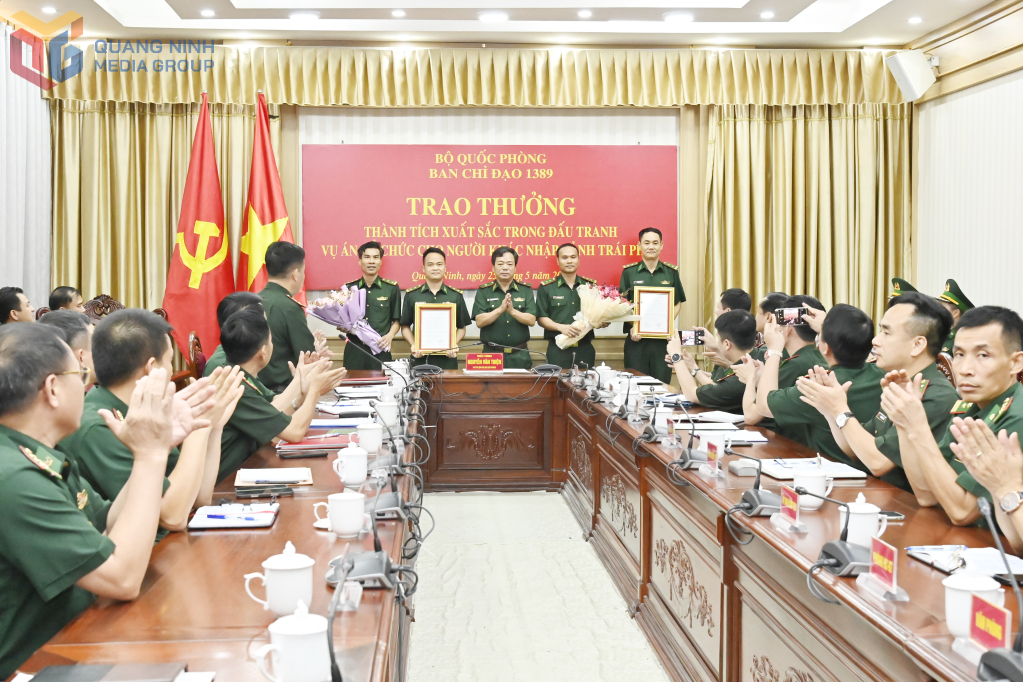 Thiếu tướng Nguyễn Văn Thiện, PhóTư lệnh BĐBP trao thưởng cho lực lượng phá án.