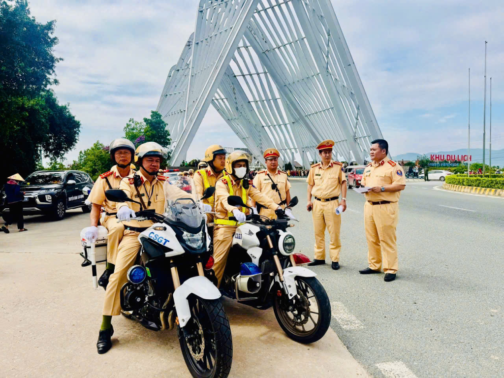 Việc kiểm soát ANTT, ATGT được Công an tỉnh triển khai thành nhiều lớp, dọc từ Cổng tỉnh theo QL18 vào đến Yên Tử.