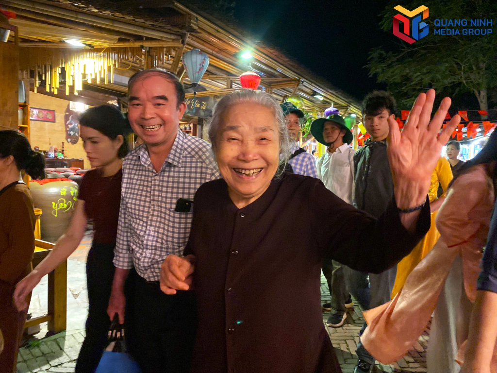 Cụ Trần Thị Nguyệt, 92 tuổi (TP Cẩm Phả) hoan hỉ khi hoàn thành tâm nguyện được chiêm bái xá lợi. 