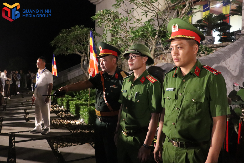 Lực lượng chức năng có mặt xuyên đêm để giữ gìn trật tự và điều phối dòng người.