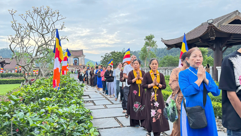 Nhân dân và du khách chiêm bái xá lợi Đức Phật