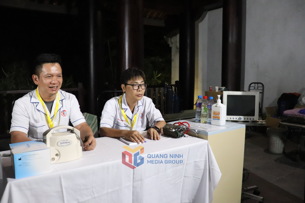 Lực lượng y tế sẵn sàng các trang thiết bị cần thiết để hỗ trợ người dân khi cần thiết.