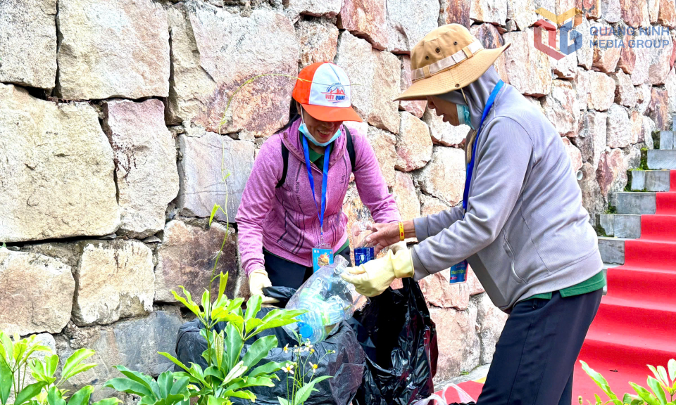 Công tác dọn dẹp vệ sinh, đảm bảo môi trường sạch sẽ được đội ngũ tình nguyện viên thực hiện từ 5 giờ sáng.