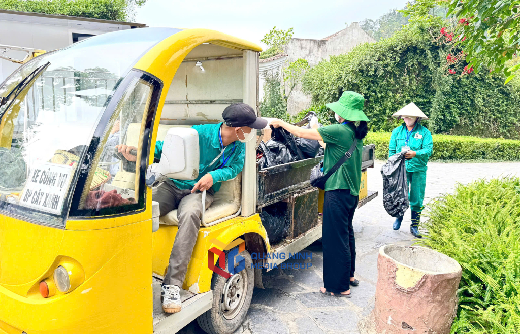 Rác thải sinh hoạt được các tình nguyện viên thu gom, tập kết vào các vị trí cố định, dùng xe ô tô chở đi tiêu hủy.
