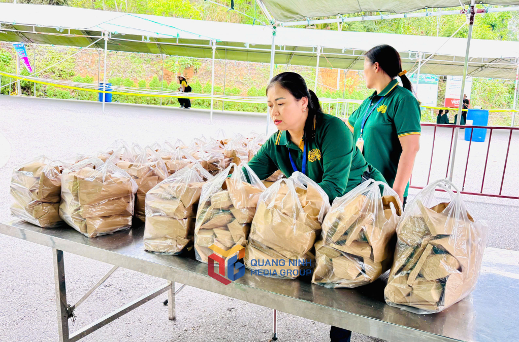 Đồ ăn sáng là bánh mì, gói xôi được đội ngũ tình nguyện viên chuẩn bị từ rất sớm để phục vụ phật tử, người dân có nhu cầu sử dụng.