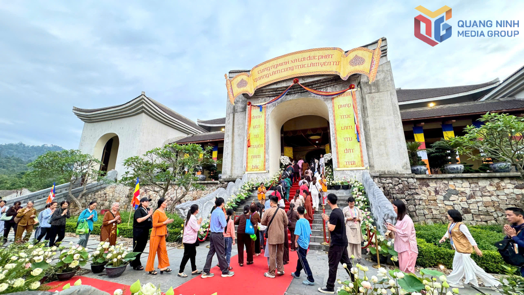 Dòng người hành hương vào Cung Trúc Lâm Yên Tử chiêm bái xá lợi Đức Phật đông từ 8 giờ sáng.