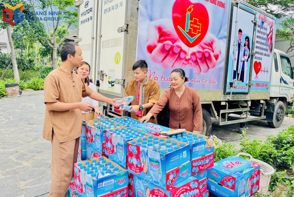 Nước uống được đội ngũ tình nguyện viên tập kết từ rất sớm, phân phát đến các vị trí để cấp phát miễn phí cho phật tử, người dân.