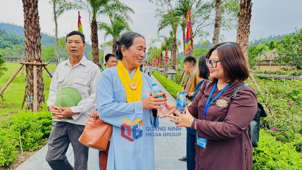 Đội ngũ tình nguyện viên có mặt ở những vị trí được ban tổ chức sắp xếp, cấp phát nước uống miễn phí cho phật tử, người dân đến chiêm bái xá lợi Đức Phật.