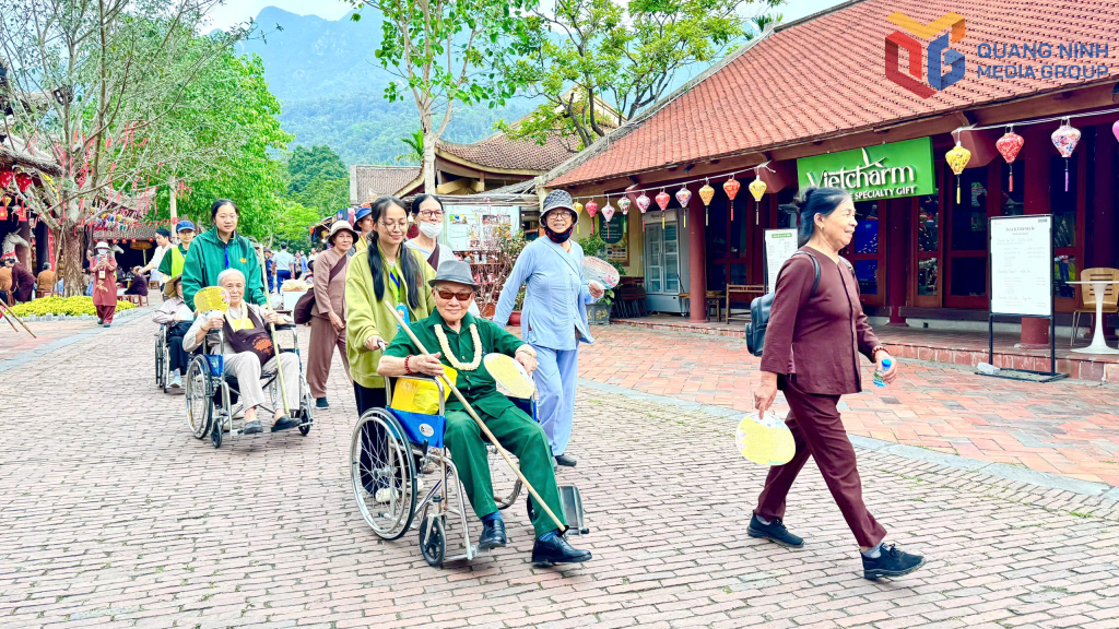 Phật tử, nhân dân và du khách già yếu được đội ngũ tình nguyện viên hỗ trợ đưa đón vào chiêm bái xá lợi Đức Phật bằng xe lăn.