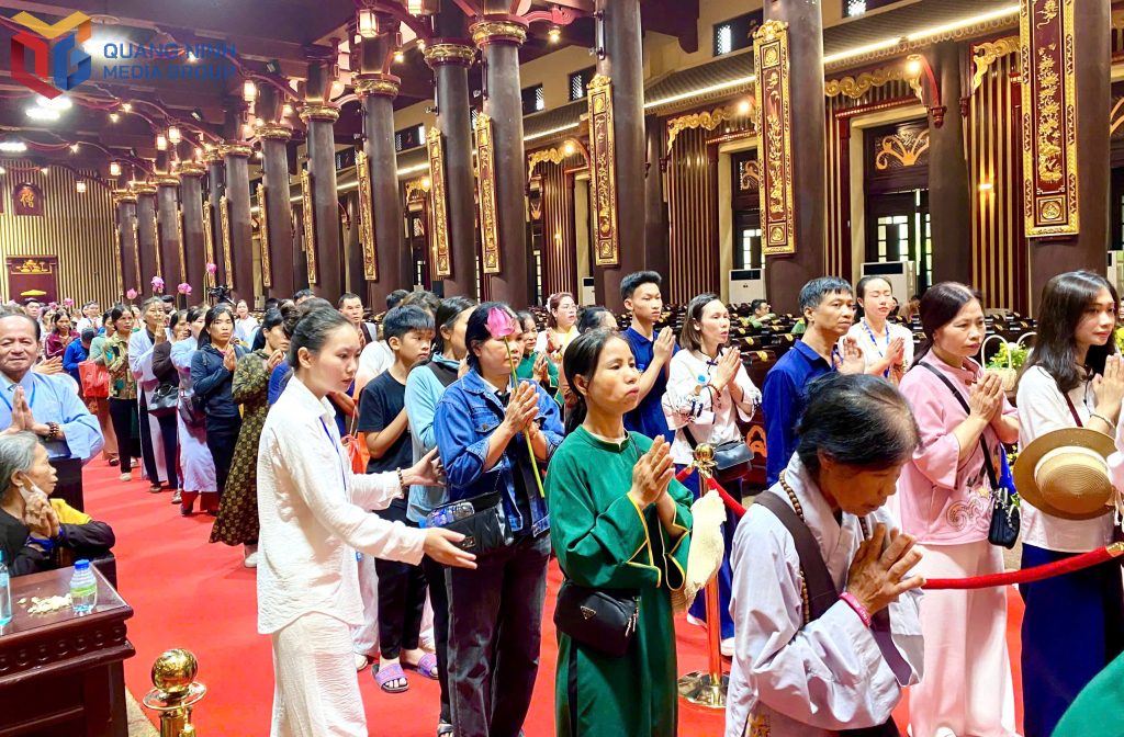 … và hướng dẫn phật tử, nhân dân xếp hàng ngay ngắn, giữ trật tự trong quá trình vào chiêm bái.