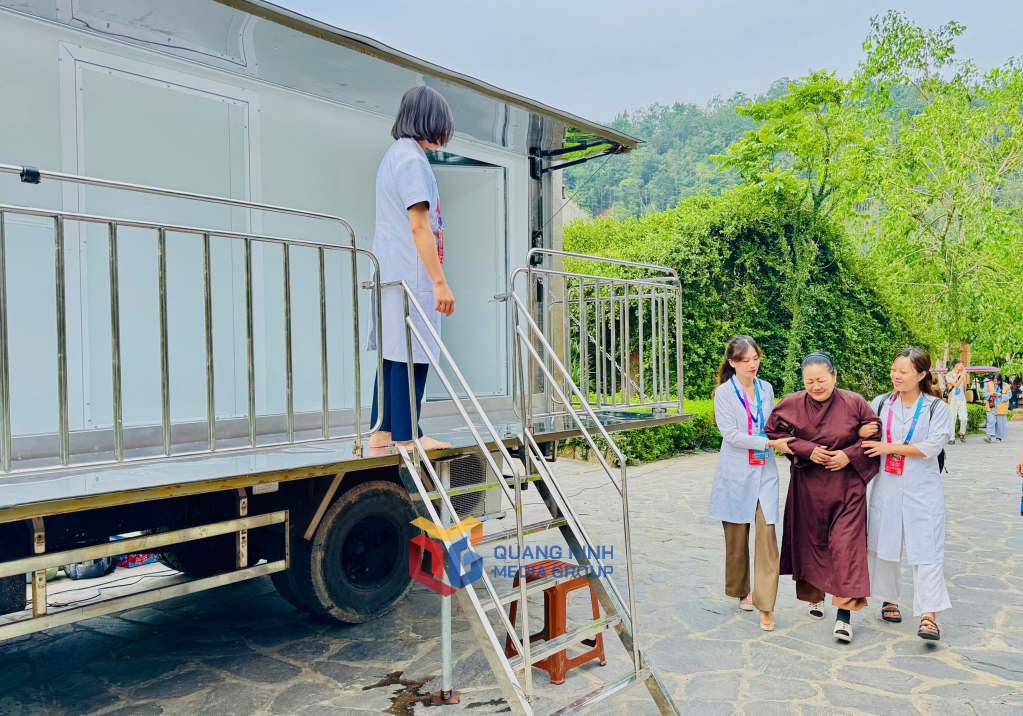 Nhiều người dân có sức khỏe không ổn định được đội ngũ nhân viên y tế hỗ trợ kịp thời.