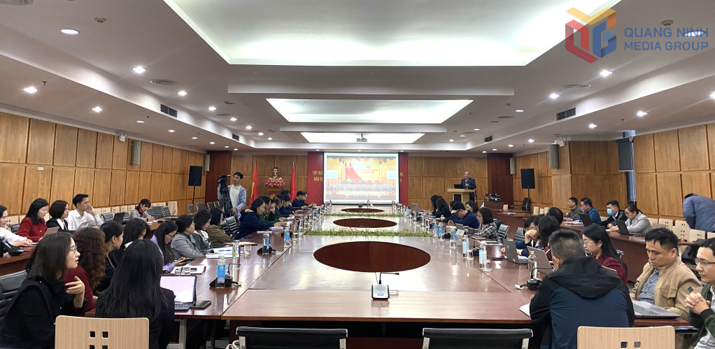 Ban Chỉ đạo 35 Tỉnh ủy tổ chức Hội nghị tập huấn nghiệp vụ bảo vệ nền tảng tư tưởng của Đảng, đấu tranh phản bác các quan điểm sai trái, thù địch năm 2024, trong đó có nhiều cán bộ, phóng viên Trung tâm Truyền thông tỉnh tham gia tập huấn. Ảnh: Việt Hưng