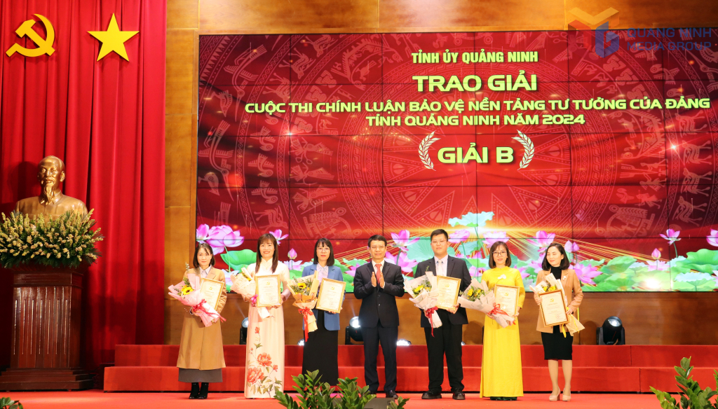 Lãnh đạo tỉnh trao giải cho các tác giả, nhóm tác giả đoạt giải B Cuộc thi Chính luận bảo vệ nền tảng tư tưởng của Đảng tỉnh Quảng Ninh năm 2024. Ảnh: Lưu Linh