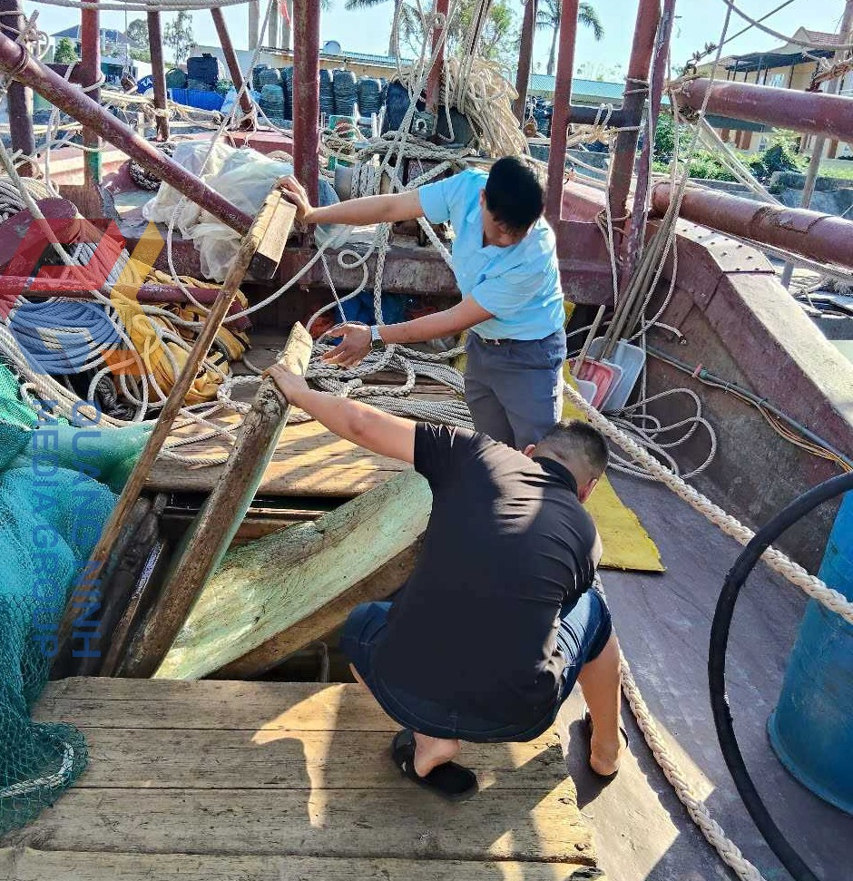 Cán bộ Boong và hầm tàu cá được kiểm tra, thẩm định