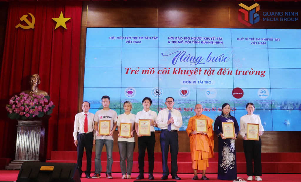 Hội Bảo trợ NKT&TMC tỉnh trao ghi nhận tấm lòng nhân ái đến các nhà tài trợ.
