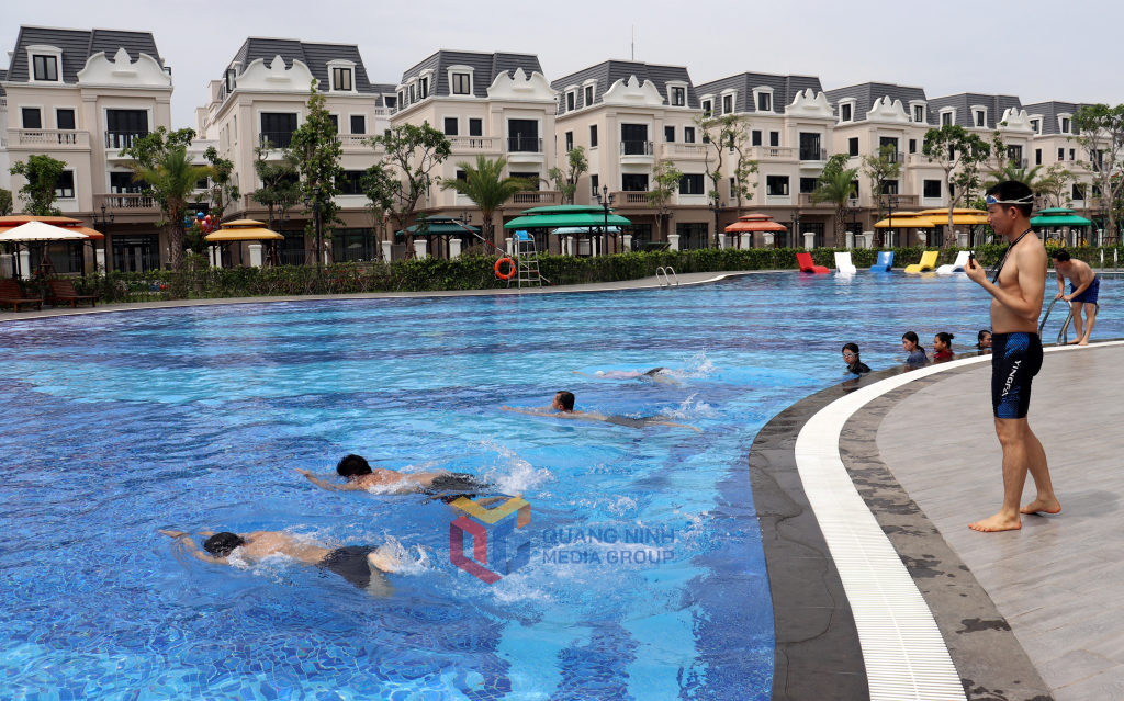 Lớp học tại TP Móng Cái thực hành các bài tập huấn ở bể bơi Vinhome Móng Cái (TP Móng Cái) từ từ 26-29/5.