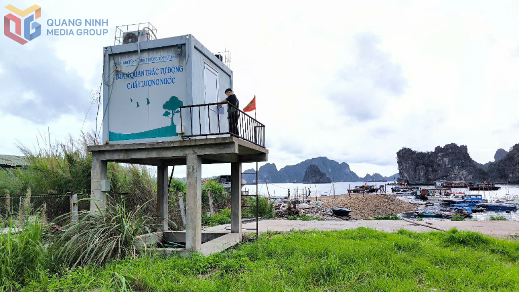 Trạm quan trắc nước biển ven bờ tự động liên tục đặt tại Cảng Vũng Đục, Cẩm Phả. 