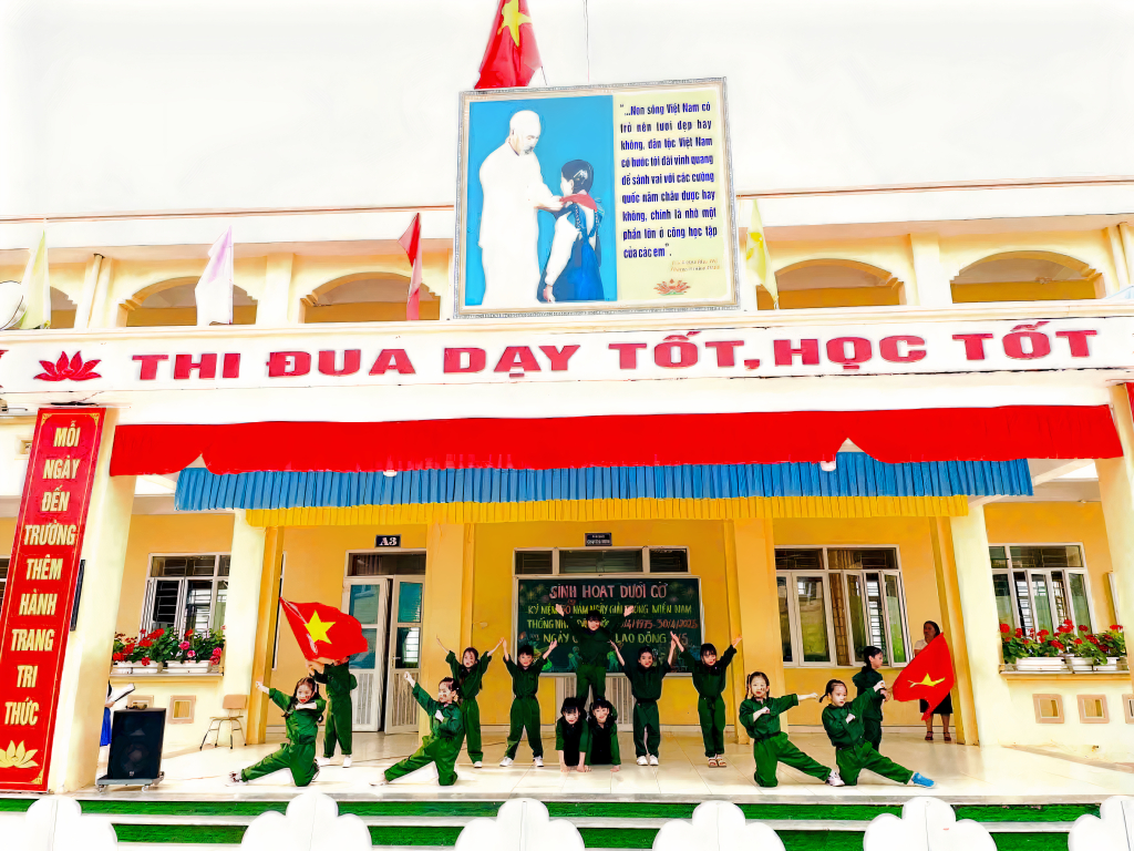 Học sinh trường Tiểu học thị trấn Cái Rồng (huyện Vân Đồn) tổ chức các hoạt động văn nghệ kỷ niêm 50 năm Ngày Giải phóng miền Nam thống nhất đất nước.