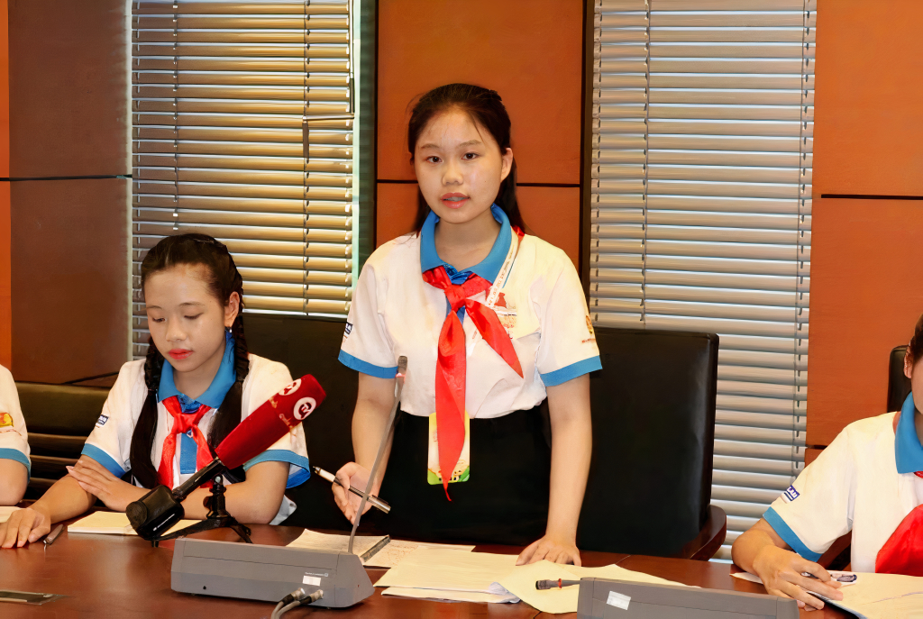 Em Nguyễn Linh Ngọc, học sinh lớp 9A, Liên đội Trường THCS Chu Văn An (TP Cẩm Phả) là một trong những học sinh nhận Giải thưởng Kim Đồng năm học 2024-2025.