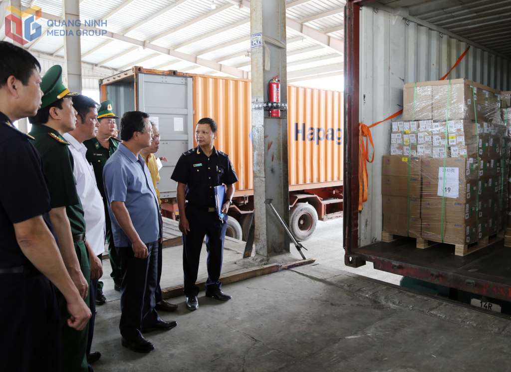 Kiểm tra hàng hoá nhập khẩu tại bãi kiểm hoá Cầu Bắc Luân 2