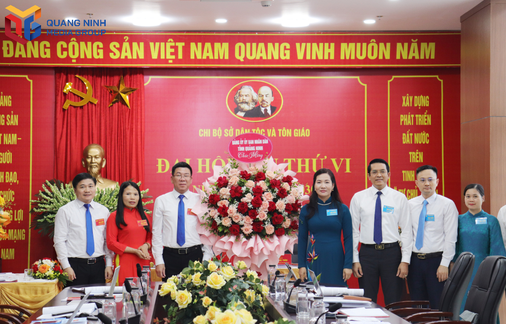 Lãnh đạo Đảng uỷ UBND tỉnh và UBND tỉnh tặng hoa chúc mừng đại hội.