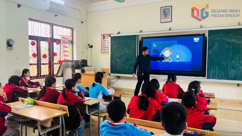 Các ngành, lĩnh vực ở thành phố Đông Triều sôi nổi thi đua học và làm theo Bác (Trong ảnh: Một tiết học của cô trò trường THCS Mạo Khê 2).