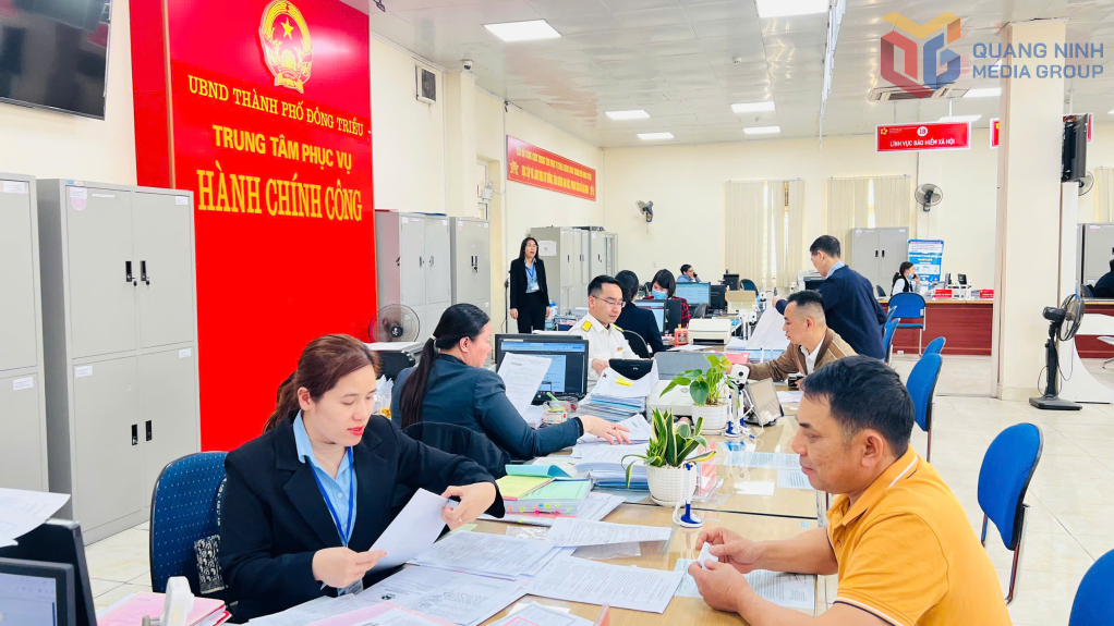 Hầu hết cán bộ, đảng viên, nhân viên thành phố Đông Triều đều đăng ký thi đua học và làm theo Bác. (Trong ảnh: CBNV Trung tâm phục vụ hành chính công Đông Triều trong giờ làm việc).