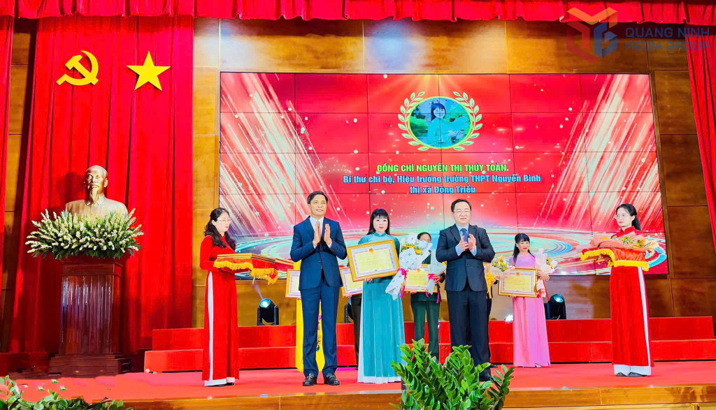 Cô Nguyễn Thị Thuý Toàn được UBND tỉnh tặng bằng khen điển hình tiêu biểu trong phong trào thi đua