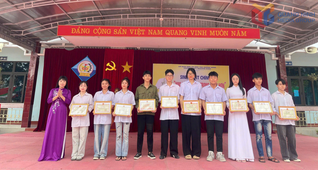 Cô Hiệu trưởng Nguyễn Thị Thuý Toàn trao tặng giấy khen cho học sinh xuất sắc trong phong trào