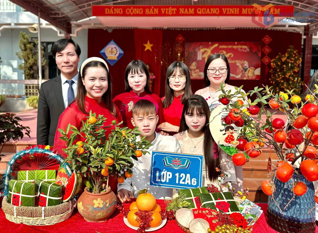 Cô Toàn đã cùng các thầy cô trong trường tổ chức nhiều chương trình tạo sự gắn kết tập thể nhà trường và học sinh (Chương trình Xuân yêu thương của trường THPT Nguyễn Bình năm 2025)