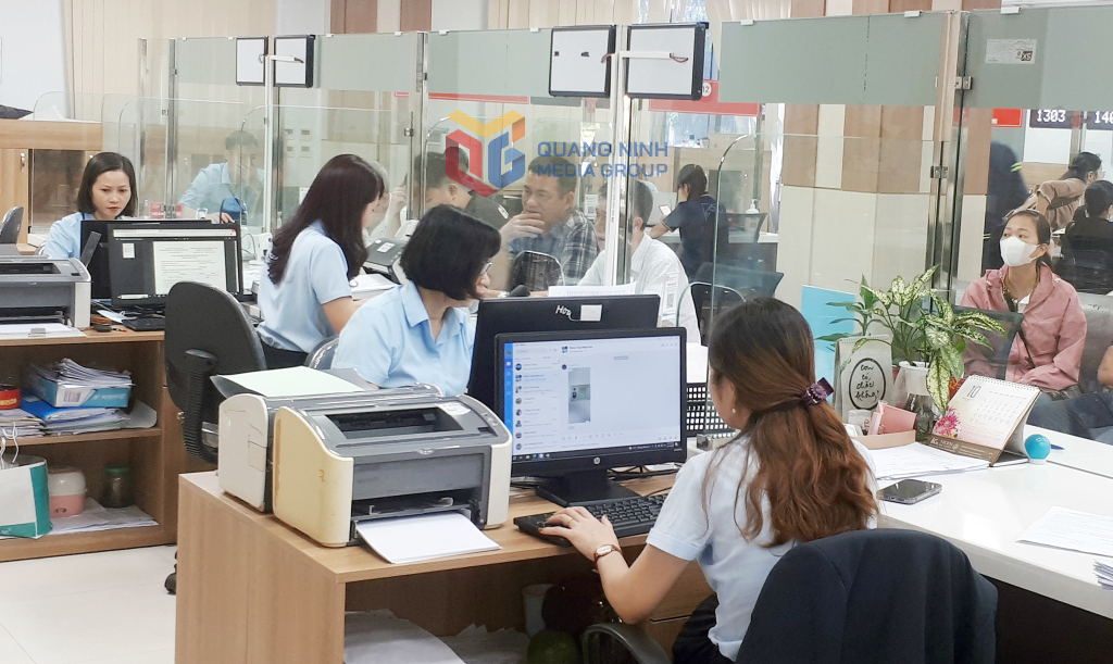Cán bộ BHXH tại Chi nhánh Trung tâm Hành chính công TP Hạ Long nơi tiếp nhận hồ sơ cấp lại, cấp đổi thẻ BHYT cho người tham gia sẽ thông tin cho người dân việc dừng cấp, đổi thẻ BHYT giấy từ 1/6/2025.