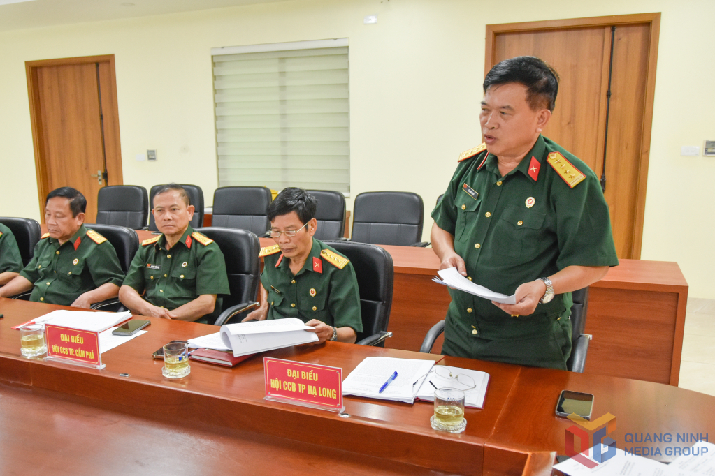 Các hội viên Hội CCB TP Hạ Long đóng góp ý kiến tại hội nghị lấy ý kiến về Dự thảo nghị quyết của Quốc hội sửa đổi, bổ sung một số điều của Hiến pháp năm 2013 do Cựu Chiến binh tỉnh tổ chức. Ảnh: Hoàng Giang