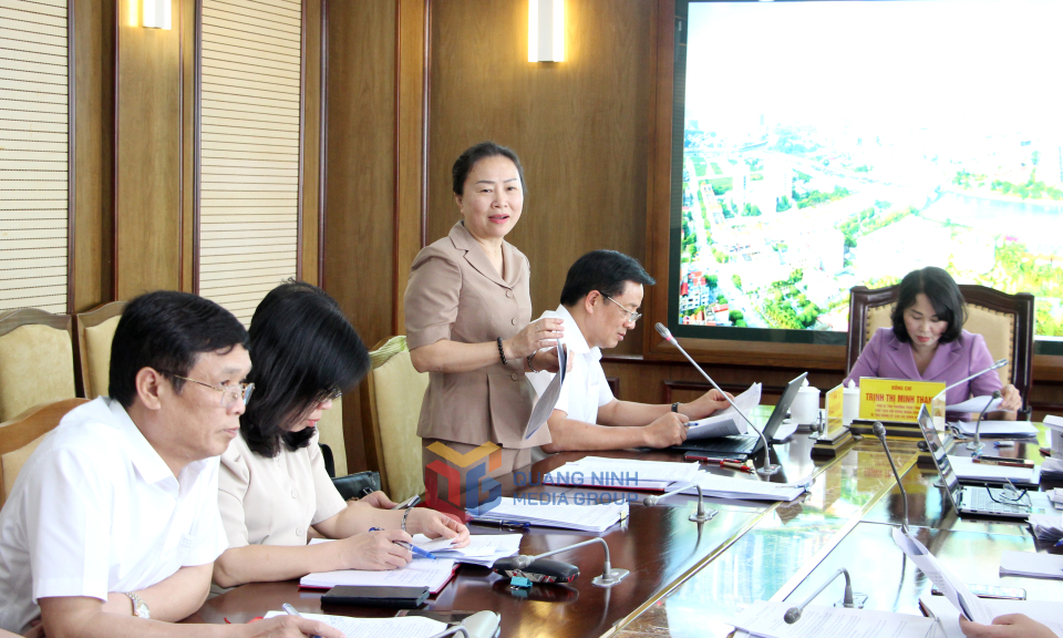 Đồng chí Vi Ngọc Bích, Phó Chủ tịch Thường trực HĐND tỉnh, Ủy viên Ban Thường vụ Đảng ủy Các cơ quan Đảng tỉnh, phát biểu tại hội nghị.