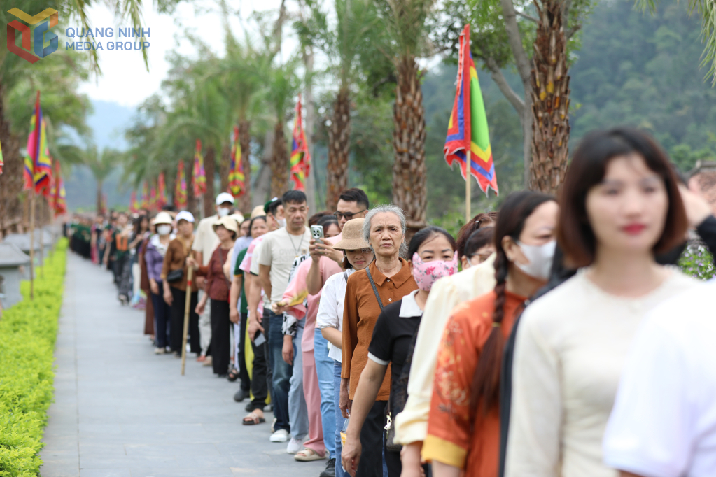 Dòng người nối dài trong trật tự, ai nấy đều giữ tâm thành kính khi tiến vào lễ Phật.