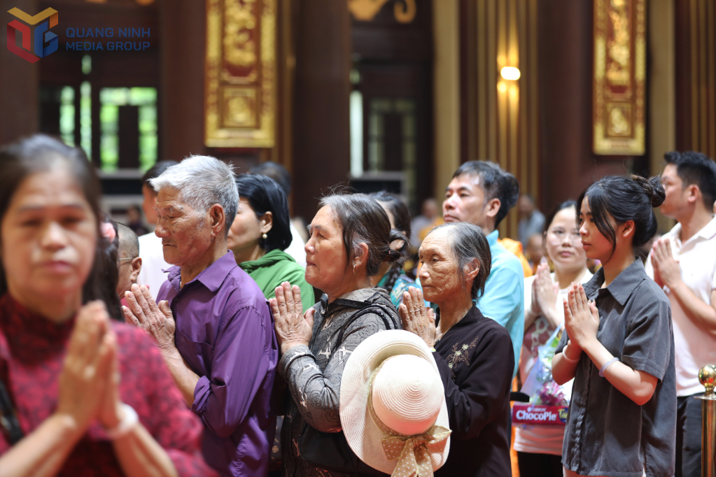 Không phân biệt lứa tuổi, tầng lớp, mọi người đều đồng lòng chắp tay, thành kính chiêm bái Đức Phật với tâm niệm cầu bình an, sức khỏe và quốc thái, dân an.
