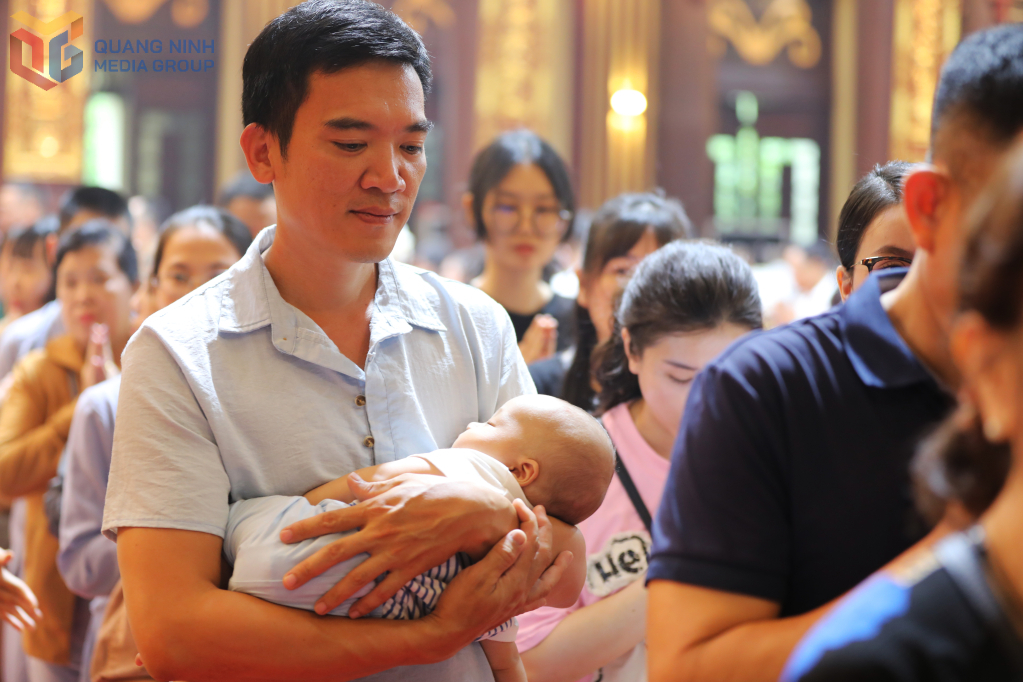 Những em nhỏ được bố mẹ đưa tới thành kính chiêm bái Đức Phật nhằm tạo nền tảng đạo đức cho thế hệ mai sau.