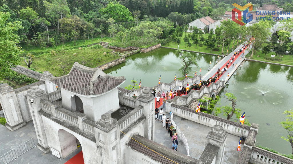 Dòng người xếp hàng ngay ngắn tiến vào Cung Trúc Lâm chiêm bái xá lợi Đức Phật. 