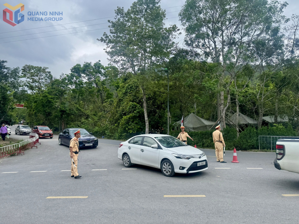 Lực lượng công an giao thông có mặt điều tiết, phân luồng tại các tuyến đường đảm bảo giao thông đi lại cho người dân, phật tử.