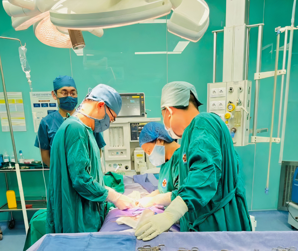 Bác sĩ Trung tâm Y tế huyện Tiên Yên phẫu thuật cho sản phụ bị thai ngoài tử cung (Ảnh Trung tâm Y tế huyện Tiên Yên).