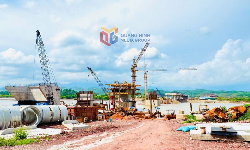Thi công cầu bắc qua sông Tiên Yên thuộc dự án kết nối QL4B với QL18 trên địa bàn huyện Tiên Yên. Ảnh: Mạnh Trường