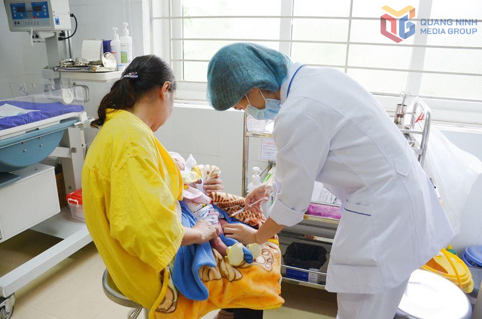 Tiêm vắc xin phòng bệnh cho trẻ tại Bệnh viện Sản nhi Quảng Ninh