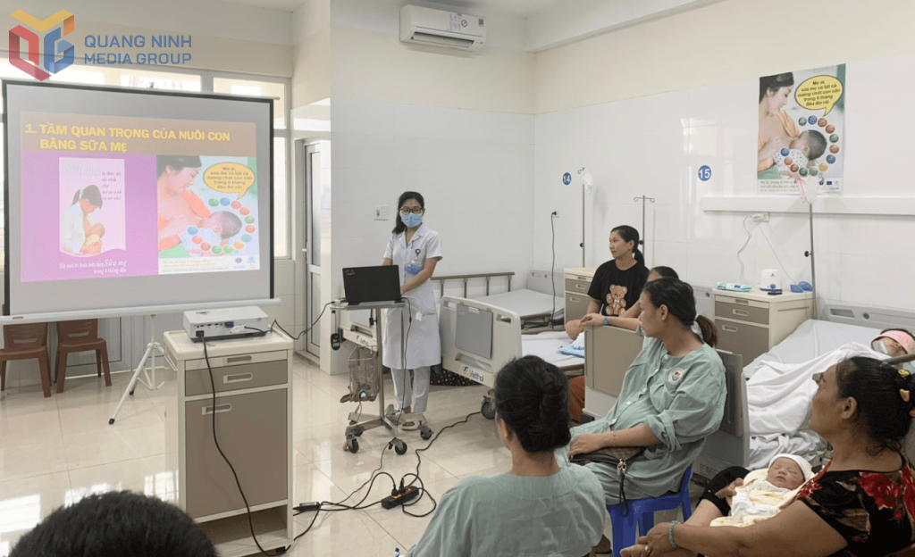 Tư vấn, truyền thông lợi ích nuôi con bằng sữa mẹ cho các bà mẹ tại Trung tâm Y tế TP Móng Cái. Ảnh: Vân Anh