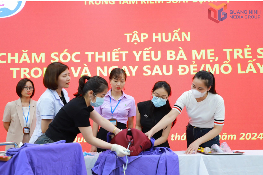 CDC Quảng Ninh đã tổ chức lớp tập huấn “Chăm sóc thiết yếu bà mẹ và trẻ sơ sinh trong và ngay sau đẻ, sau mổ lấy thai” cho các bác sĩ, hộ sinh, điều dưỡng công tác tại các bệnh viện, TTYT toàn tỉnh.